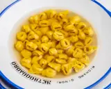 Un piatto fumante di tortellini in brodo, un classico confortante.