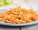 Penne cremose con salsa rosa, un'ottima idea per un pranzo veloce. Spolverata di parmigiano e prezzemolo fresco.