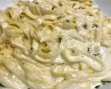 Un piatto cremoso di pasta burro e parmigiano, con erbe aromatiche tritate finemente.