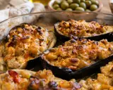 Melanzane ripiene pugliesi, dorate e filanti, pronte per essere gustate.