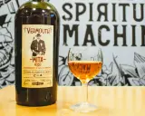 Bottiglia di vermouth rosso Mita e un bicchiere pieno. Scopri come si fa il vermouth con questo aperitivo.