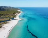 La spiaggia più bella Sardegna: sabbia bianca, acque cristalline e una laguna che si fonde con il mare turchese. Un paradiso naturale.