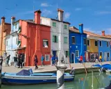 Case colorate e canali, un'esplosione di allegria da scoprire in Veneto.