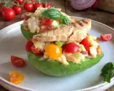 Avocado ripieno con panzanella napoletana, pomodorini, cetrioli e pesce grigliato. Fresco e colorato.