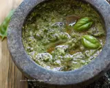 Pesto fresco fatto in casa nel mortaio, con basilico e olio. Una deliziosa alternativa al pesto senza pinoli.