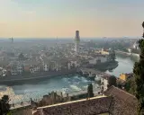 Verona: cosa fare? Ammira il panorama del fiume Adige con Ponte Pietra e la Torre dei Lamberti. Un'ottima vista per pianificare la tua visita.