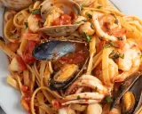 Scialatielli ai frutti di mare, un piatto ricco di gamberi, cozze, vongole e calamari, perfetto per chi cerca ricette gustose.