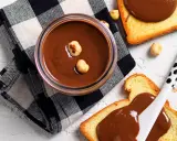 Crema di nocciole fatta in casa, vellutata e golosa, su fette biscottate. Un piacere semplice e genuino.