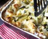 Lasagne con zucchine appena sfornate, filanti e dorate, pronte per essere gustate.