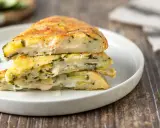 Fette di torta salata con zucchine e formaggio, perfette per le tue ricette con zucchine.