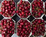 Ciliegie fresche in cestini di carta, perfette per scoprire come conservare le ciliegie fresche e gustarle più a lungo.