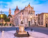 Piazza del Duomo a Catania, con la cattedrale imponente e la fontana dell'elefante. Un luogo perfetto per visitare Catania.