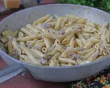 Umbricelli alla norcina in padella, con salsiccia e crema, pronti per essere gustati.