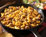 Una padella di pasta panna e salsiccia, cremosa e saporita, pronta per essere gustata.