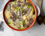 Pizzoccheri ricetta: un piatto fumante di pasta di grano saraceno, patate, verza e formaggio fuso in una casseruola.
