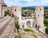 Porta San Pietro ad Assisi, un'idea per cosa vedere ad Assisi e dintorni in 3 giorni. Paesaggio urbano con torri medievali e vista sulla valle.