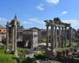 Antiche rovine romane, un arco trionfale e una chiesa con cupola, ideali per scoprire cosa fare a Roma nel weekend.