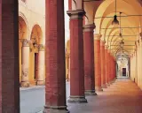 Portici rossi e gialli a Bologna, un'elegante passeggiata tra le cose da fare a Bologna.