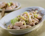 Insalata di fagioli cannellini con sedano e pepe nero, un'idea semplice per le tue ricette.