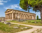 Antichi templi greci a Paestum, dove si trova questo sito archeologico patrimonio UNESCO, con visitatori che passeggiano tra le rovine.