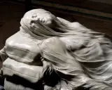 Il Cristo Velato a Napoli, un capolavoro di marmo che sembra vivo sotto il velo trasparente. Un'emozione da vivere in un giorno.