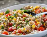 Insalata di farro colorata con pomodorini, mais e prezzemolo. Perfetta per farro ricette veloci e gustose.
