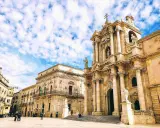 Piazza Duomo a Siracusa: maestosa cattedrale barocca e palazzi storici, un must per chi cerca cosa vedere a Siracusa.