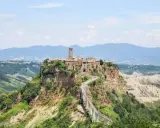 Un borgo medievale su una rupe, raggiungibile tramite un ponte pedonale. Un luogo magico da scoprire, tra le meraviglie da vedere fuori Roma.