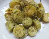 Zucchine trombetta cotte al forno, condite con erbe aromatiche e olio. Un contorno saporito e leggero.