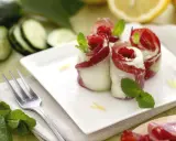 Rotolini di cetrioli con bresaola e formaggio, un'idea fresca per le tue cetrioli ricette. Guarniti con menta e scorza di limone.