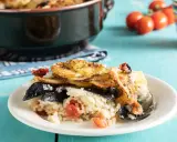 Piatto di riso patate e cozze, ricetta originale pugliese, con pomodorini e patate dorate in forno.
