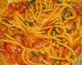 Spaghetti al sugo cremoso con pomodorini e basilico, un'ottima scarpariello ricetta.