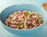 Insalata di fagioli in scatola con cipolla rossa e prezzemolo. Ecco come cucinarli per un contorno veloce e gustoso.