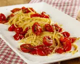 Spaghetti con pomodori al forno alla pugliese, un piatto semplice e gustoso, con pomodorini dolci e profumati.