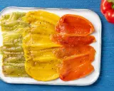 Peperoni arrostiti, verdi, gialli e rossi, pronti per gustose ricette.