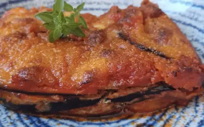 Parmigiana in padella, uno strato di melanzane fritte, pomodoro e formaggio, guarnita con basilico fresco.