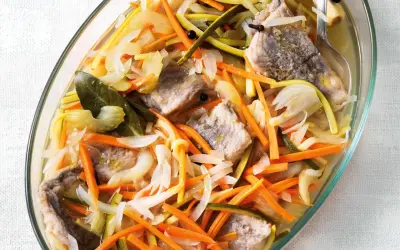 Piatto di pesce in carpione con verdure julienne, carote, zucchine e cipolle. Una deliziosa ricetta da provare.