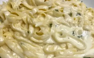 Un piatto cremoso di pasta burro e parmigiano, con erbe aromatiche tritate finemente.