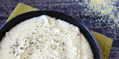 Una cremosa polenta bianca, condita con pepe nero, pronta per essere gustata.
