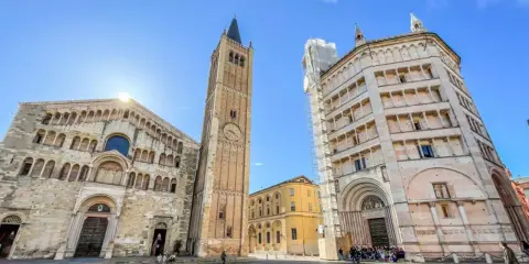Piazza Duomo a Parma: il Battistero, il Duomo e il campanile, tra le cose da vedere.
