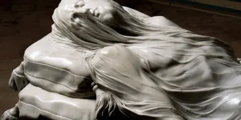 Il Cristo Velato a Napoli, un capolavoro di marmo che sembra vivo sotto il velo trasparente. Un'emozione da vivere in un giorno.