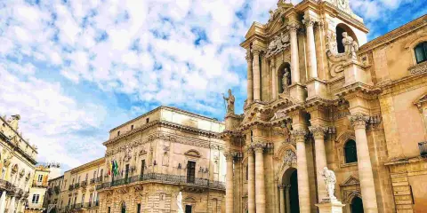 Piazza Duomo a Siracusa: maestosa cattedrale barocca e palazzi storici, un must per chi cerca cosa vedere a Siracusa.
