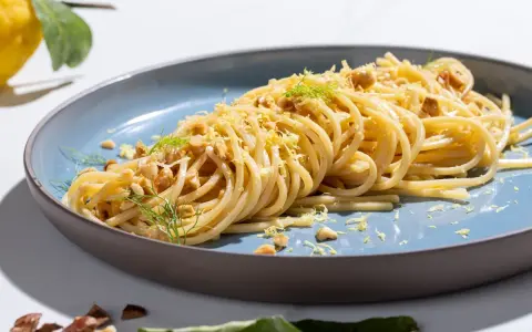 Spaghetti al limone e noci, un'idea fresca per le tue ricette con la pasta. Un piatto invitante con scorza di limone e finocchietto.