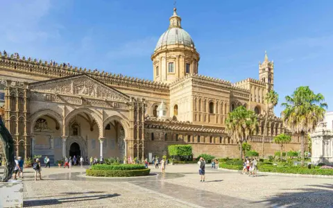 La Cattedrale di Palermo, un gioiello da vedere assolutamente. Un luogo iconico per chi cerca cosa visitare a Palermo.