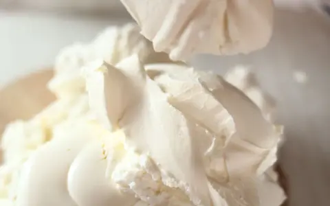 Morbido mascarpone, ingrediente chiave per dolci cremosi. La sua consistenza ricca e vellutata promette delizie.