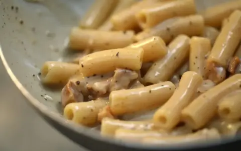 Primo piatto di pasta alla gricia, con rigatoni cremosi e guanciale croccante.
