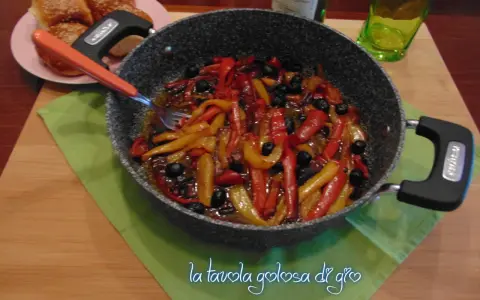 Peperoni in padella alla napoletana, un contorno saporito e colorato, pronto per essere gustato con pane fresco.