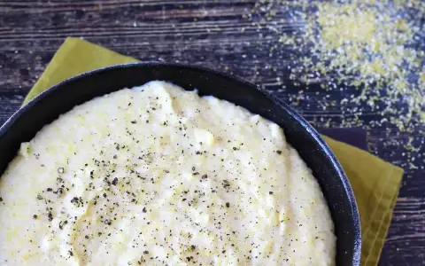 Una cremosa polenta bianca, condita con pepe nero, pronta per essere gustata.
