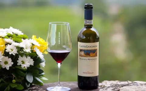 Un bicchiere di Brunello di Montalcino e un mazzo di fiori gialli e bianchi. Perfetti abbinamenti per una cena speciale.