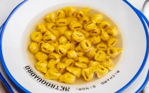 Un piatto fumante di tortellini in brodo, un classico confortante.